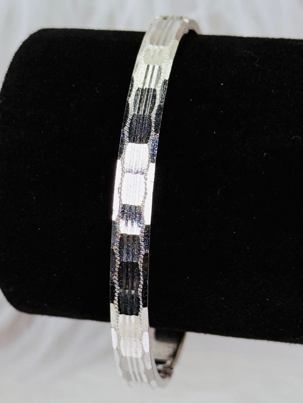 Vintage Silvertone diamond cut Hinged bangle bracelet